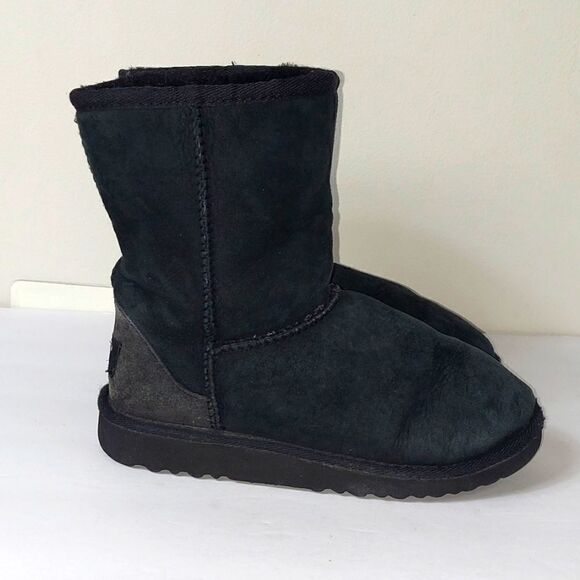 UGG Classic Short Black Boots Sz 2 - Picture 1 of 10